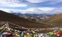Himalaya in Tibet met gebedsvlaggen