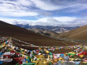 Himalaya in Tibet met gebedsvlaggen