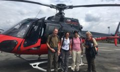 Mensen voor helikopter in Kathmandu Nepal
