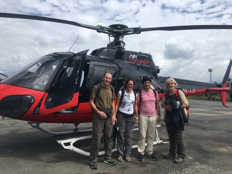 Mensen voor helikopter in Kathmandu Nepal