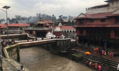 Pashupatinath tempel in Kathmandu Nepal, met daarvoor de heilige Bagmati Rivier en bruggetjes om naar de overkant te gaan.